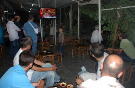 Diyarbakırlılar Anayasa Mahkemesi Başkanı Kılıç'ın Açıklamalarını Kahvelerde İzledi
