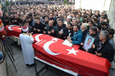 DNA testi ile kimlikleri tespit edilen 3 madenci toprağa verildi