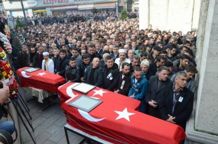 DNA testi ile kimlikleri tespit edilen 3 madenci toprağa verildi