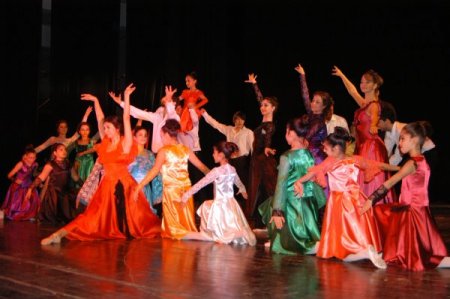 Doğa Rutkay sundu, engelli çocuklar bale yaptı