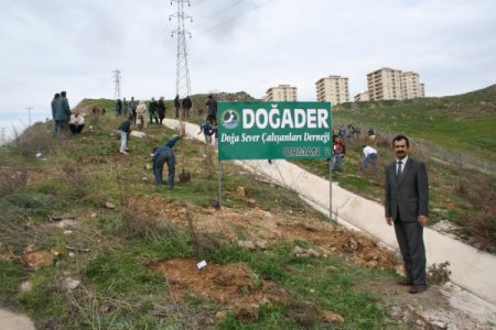 Doğader Karşıyaka'da Yüzlerce Fidan Dikti