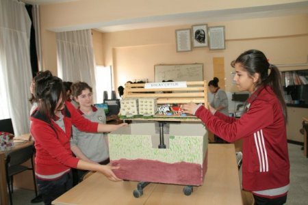 Doğal afete çözüm bulan kız meslek liseliler TÜBİTAK yarışmasına hazırlanıyor