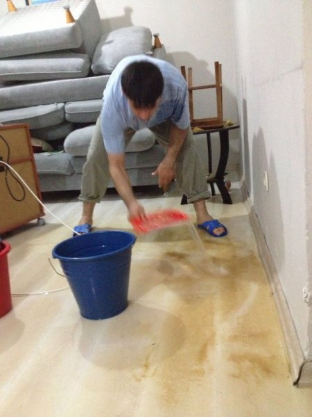 Doğalgaz çalışmasından sonra evlerini su bastı