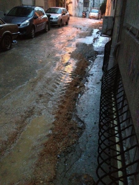 Doğalgaz çalışmasından sonra evlerini su bastı