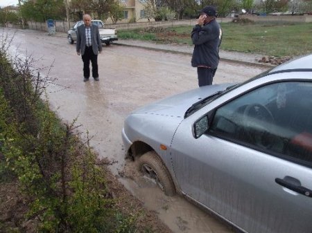 Doğalgaz için kazılan yoldaki çukur sürücülerin tepkisini çekiyor