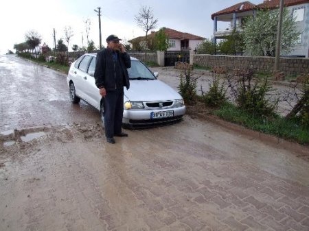 Doğalgaz için kazılan yoldaki çukur sürücülerin tepkisini çekiyor