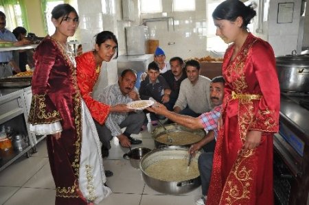 Doğansu YBO'lu kız öğrencilerden yıl sonu sergisi