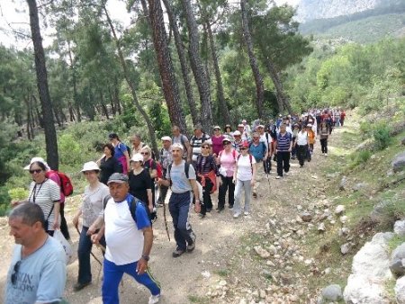 Doğaseverler 9 kilometre yürüdü