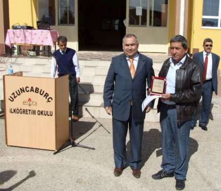 Doğduğu Köyün Okuluna 13 Akıllı Tahta Hediye Etti