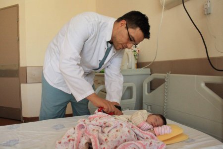 Doğduktan 4 saat sonra beyin ameliyatı geçirdi