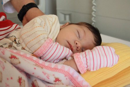 Doğduktan 4 saat sonra beyin ameliyatı geçirdi