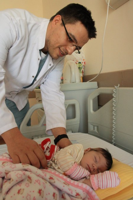 Doğduktan 4 saat sonra beyin ameliyatı geçirdi