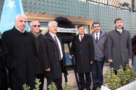 Doğu Türkistanlılar, Çin Büyükelçiliği önüne siyah çelenk bıraktı