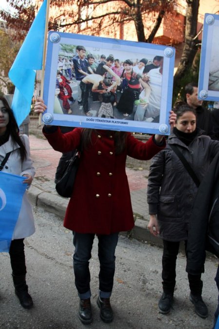 Doğu Türkistanlılar, Çin Büyükelçiliği önüne siyah çelenk bıraktı