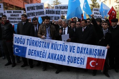 Doğu Türkistanlılar, Çin Büyükelçiliği önüne siyah çelenk bıraktı