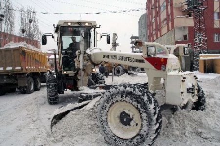 Doğubayazıt Belediyesi Kar Temizleme Çalışması Başlattı