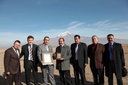 Doğubayazıt Meslek Yüksekokulu’nun Arsası Rektör Aslan'a Teslim Edildi