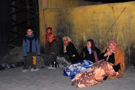 Doğubayazıt'ta Depremden Korkan Vatandaşlar Gece Evlerine Giremedi