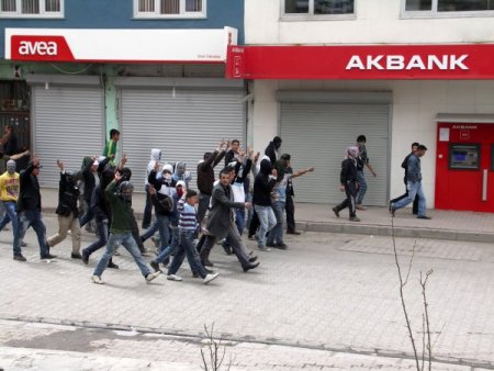 Doğubayazıt'ta Göstericiler Polisle Çatıştı: 7 Kişi Gözaltına Alındı