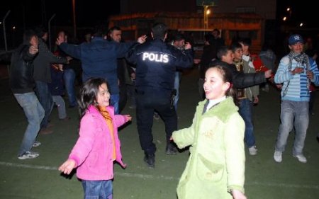 Doğubayazıt'ta Polisler, Vatandaşlarla Halay Çekerek Nevruz'u Kutladı