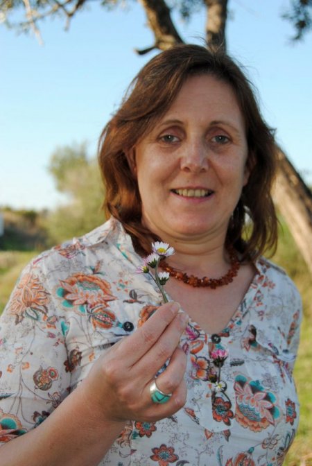 Doğu'da kar yolları kapattı, Side'de papatyalar açtı