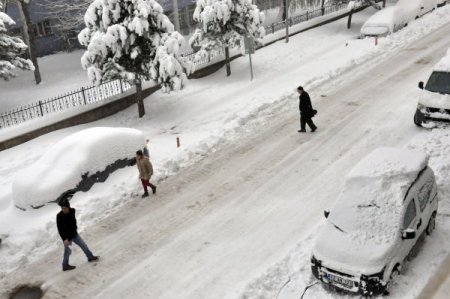 Doğuda kış: Bingöl'de okullara kar engeli