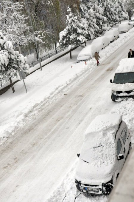 Doğuda kış: Bingöl'de okullara kar engeli