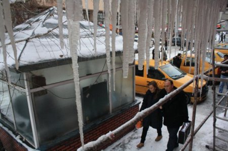 Doğuda kış: Kars’ta soğuk hava nedeni ile buz sarkıtları oluştu