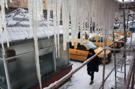 Doğuda kış: Kars’ta soğuk hava nedeni ile buz sarkıtları oluştu