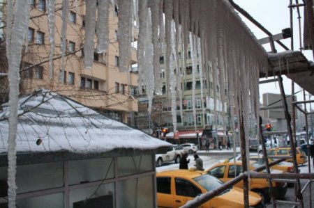 Doğuda kış: Kars’ta soğuk hava nedeni ile buz sarkıtları oluştu