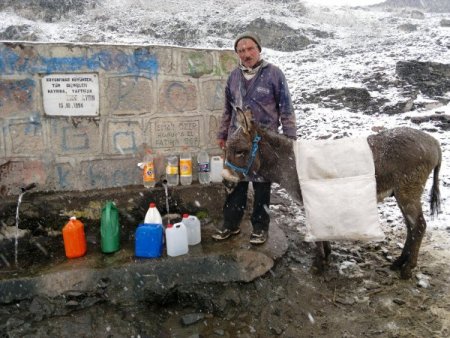 Doğuda kış: Şebeke suları donan köylüler evlerine eşeklerle su taşıyor