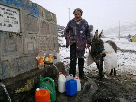 Doğuda kış: Şebeke suları donan köylüler evlerine eşeklerle su taşıyor