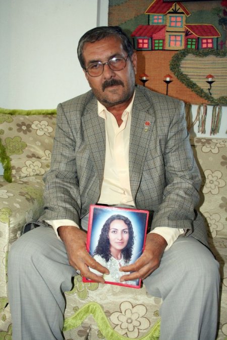 Doğumda vefat eden anne toprağa verildi