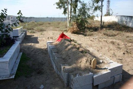 Doğumda vefat eden anne toprağa verildi