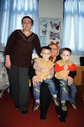 Doğuştan İşitme Engelli İkizlere Biyonik Kulak Takıldı