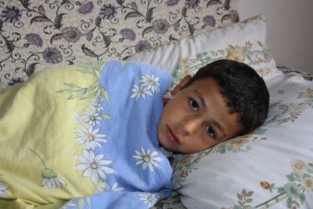 Doğuştan sağ kaburga kemiği olmayan Cafer'in dramı yürek burkuyor