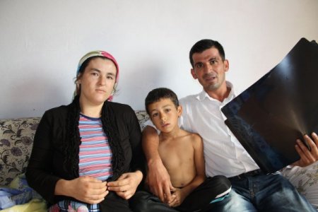 Doğuştan sağ kaburga kemiği olmayan Cafer'in dramı yürek burkuyor