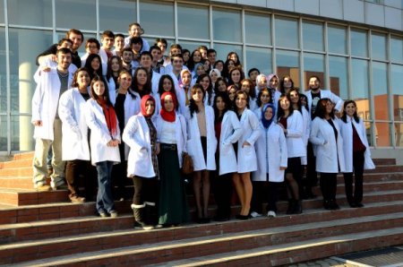 Doktor adayı öğrenciler beyaz önlük giydi