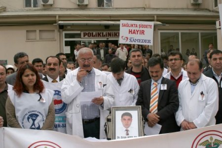 Doktor Cinayetine Sağlık Çalışanlarından Tepki