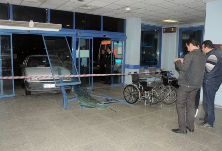 Doktora kızan şahıs otomobiliyle acil servise daldı