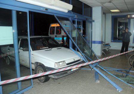 Doktora kızan şahıs otomobiliyle acil servise daldı