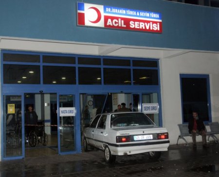 Doktora kızan şahıs otomobiliyle acil servise daldı