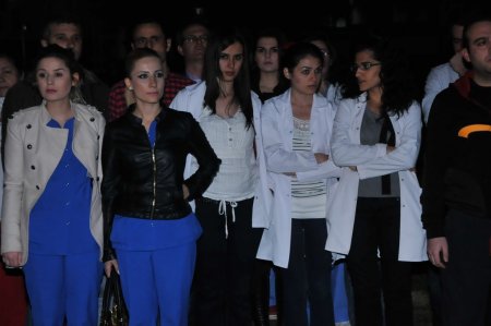 Doktorlar, meslektaşlarına saldırıya karşı nöbet tutmaya başladı