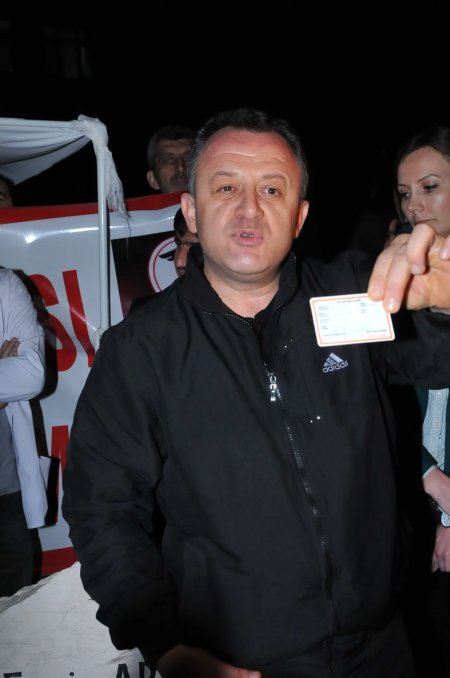 Doktorlar, meslektaşlarına saldırıya karşı nöbet tutmaya başladı