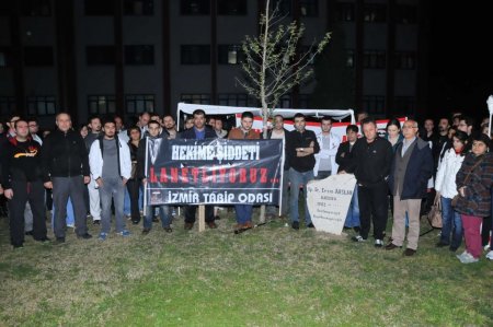 Doktorlar, meslektaşlarına saldırıya karşı nöbet tutmaya başladı