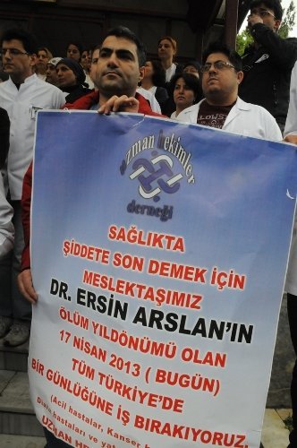 Doktorlar, sağlık çalışanlarına yönelik şiddeti protesto etti