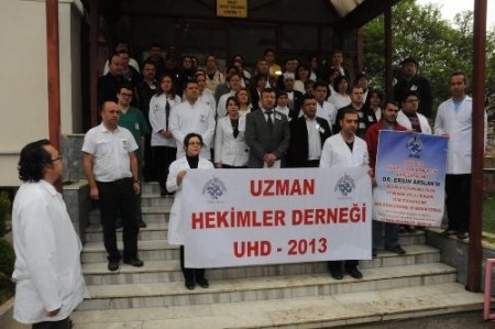Doktorlar, sağlık çalışanlarına yönelik şiddeti protesto etti