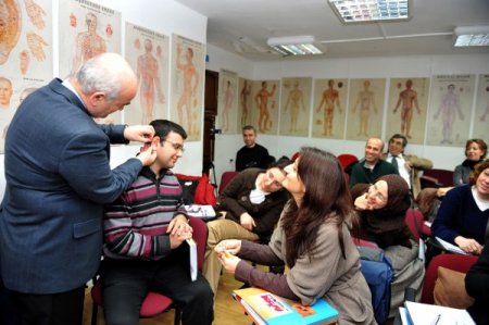 Doktorlar Akupunktur Öğreniyor, Hastalar Ücretsiz Tedavi Oluyor