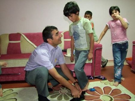 Doktorlardan Kimsesiz Çocuklara Ayakkabı Yardımı