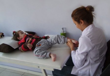 Doktorların 'yaşamaz' dediği hidrosefali hastası Öykü 2 yaşına girdi